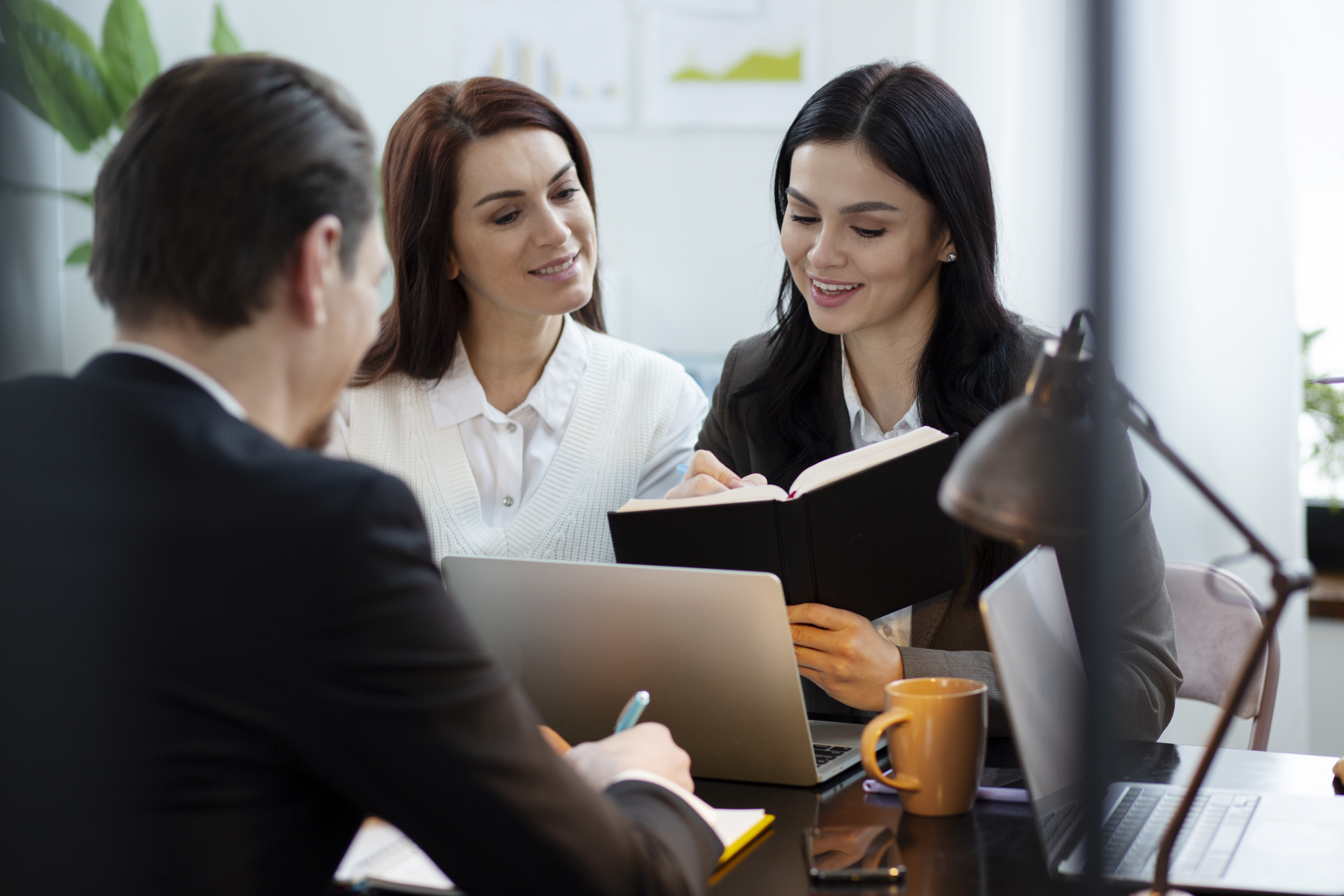 medium-shot-people-working-together-office